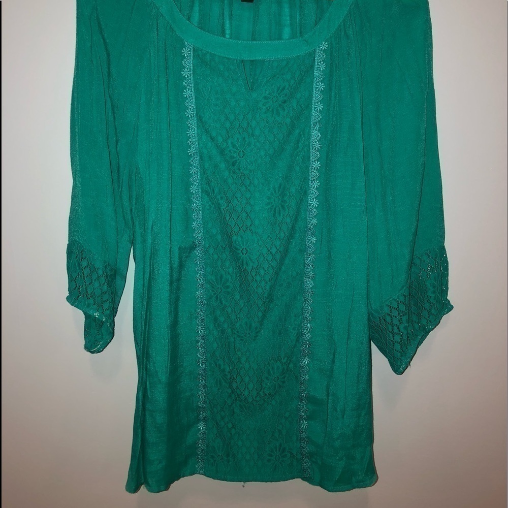 N Touch size medium green top 3/4 sleeve. Lace accents on front - Picture 9 of 9